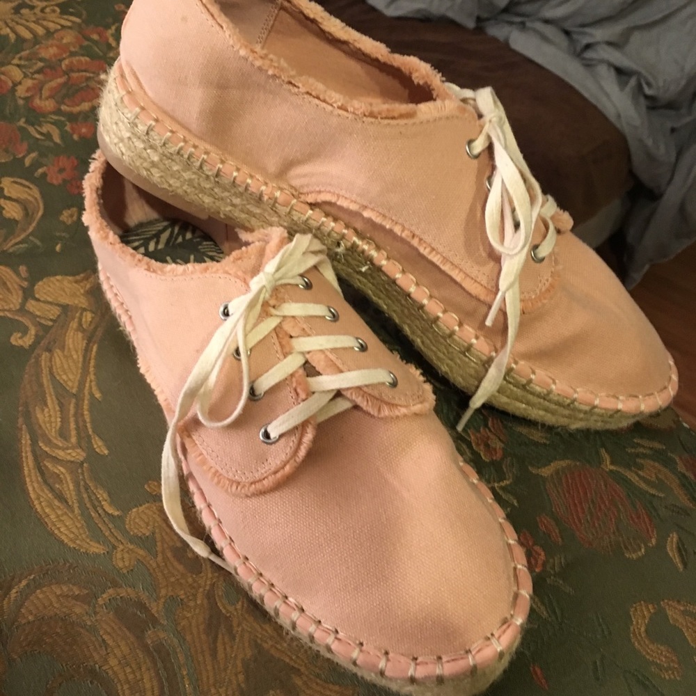DV shoes in great condition. Size 11 blush color.